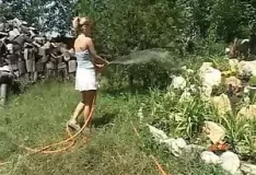 Loirinha safada transando com animais no quintal