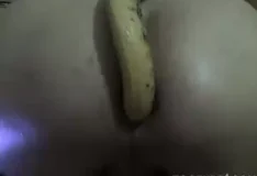 Mulher enfia uma cobra no cu e fica louca de prazer