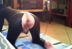 Novinha dando a buceta para cachorro em vídeo vazado