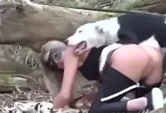 Loira dando o cu pro cachorro no quintal