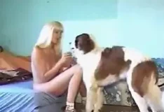 Loira gostosa transando com cachorro peludo