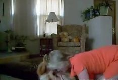 Loira safada chupa pau de cachorro com vontade