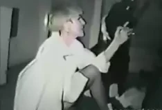 Loira safada dando o cu para cachorro preto enorme