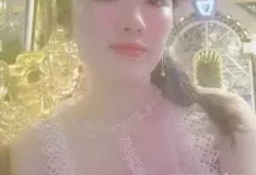 Mulher oriental dando o cu para um cachorro em vídeo safado