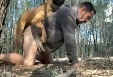 Homem transando com cachorro no meio do mato