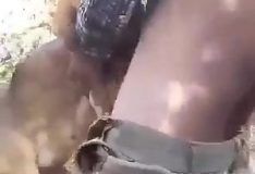 Homem transando com cachorrinha no meio do mato