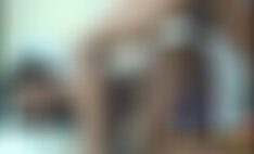 Ninfetinha chupa e engole porra de cachorro em vídeo caseiro