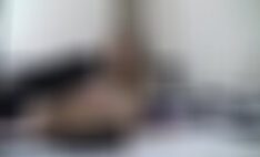 “Novinha de bunda grande oferece a buceta para o cachorro lamber”